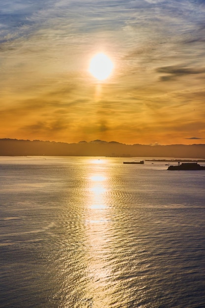 Luz del amanecer sobre la isla prisión de Alcatraz en la Bahía de San Francisco