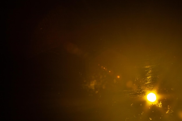 una luz amarilla en la oscuridad con una luz amarillo en ella