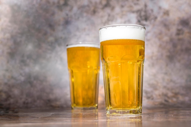 Foto luz artesanal fría la cerveza se vierte de la botella en la mesa de madera