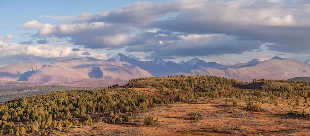 Luz del atardecer en las montañas panorámicas