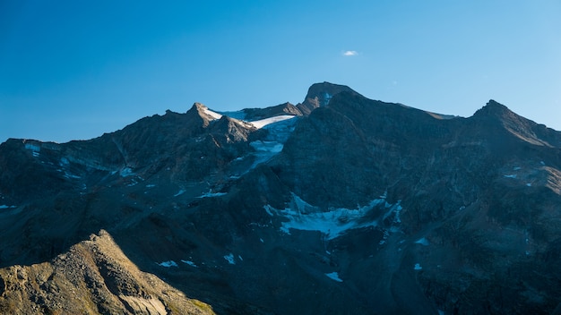 Luz del atardecer sobre los glaciares moribundos que se retiran en los Alpes franceses italianos. Concepto de cambio climático.