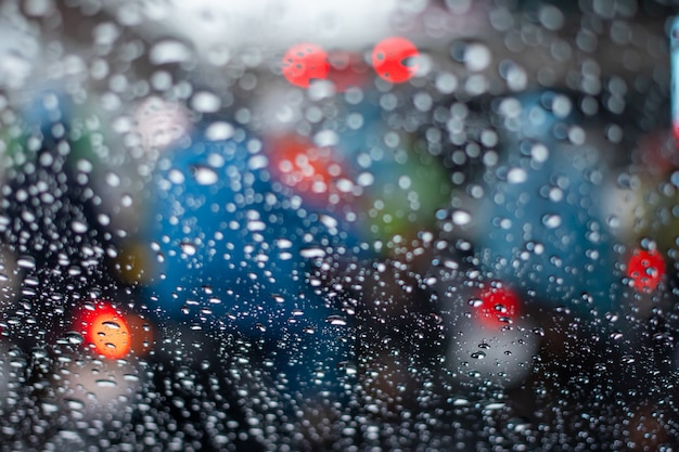 Foto luz del atasco en día de lluvia