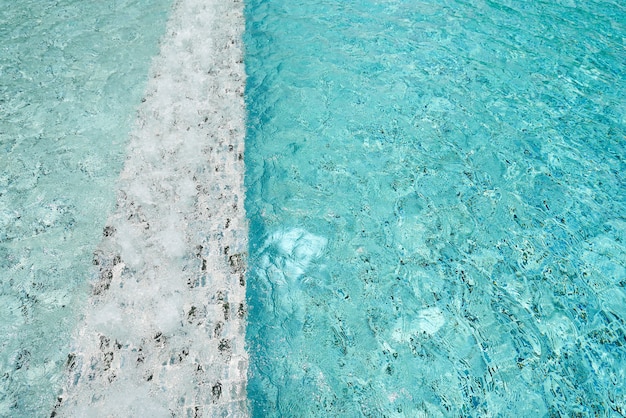 Luz azul piscina ondulado água