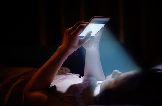 La luz azul de tu teléfono por la noche daña tus ojos