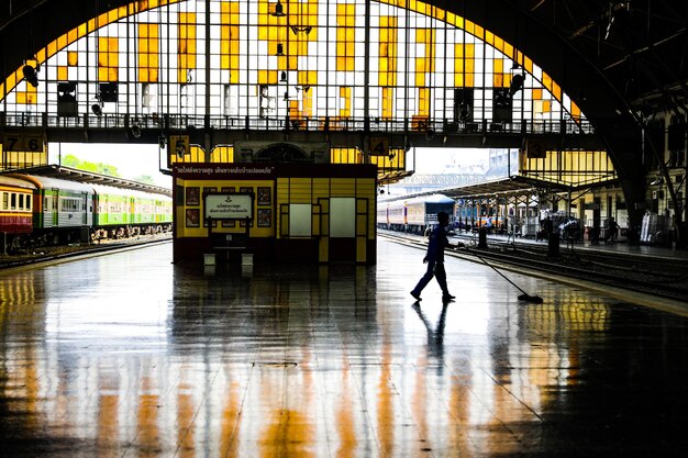 Foto la luz baja en una estación de tren