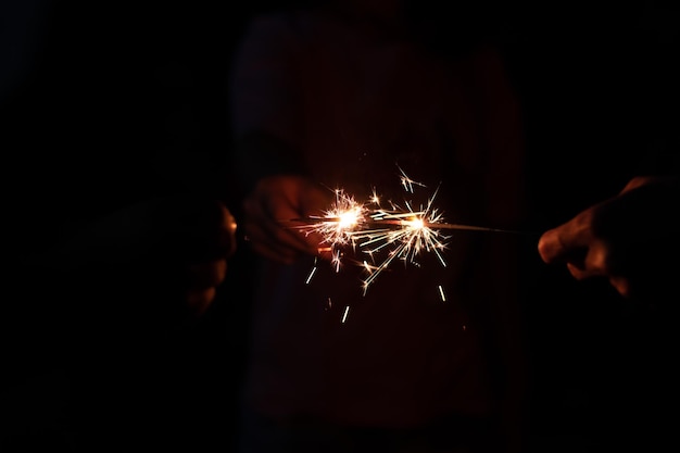 Luz de bengala de primer plano con fondo oscuroxA