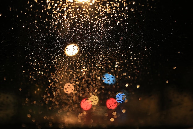 Foto luz bokeh del parabrisas del auto cuando llueve