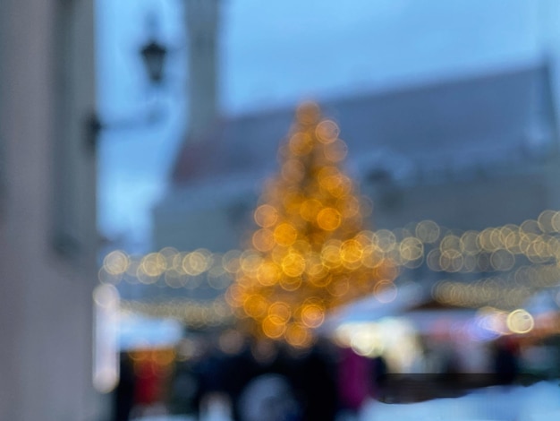 luz borrosa del árbol de navidad en la ciudad