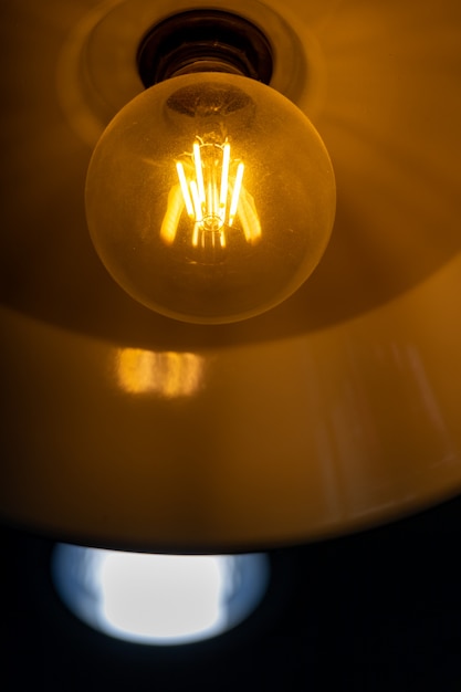 Foto luz cálida de la bombilla eléctrica.