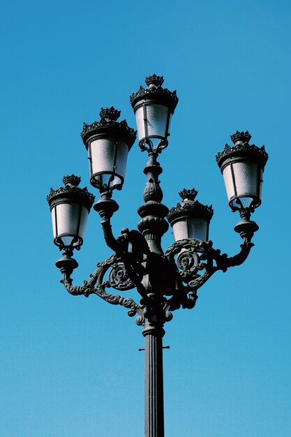 Luz de calle en la calle en la ciudad de bilbao España