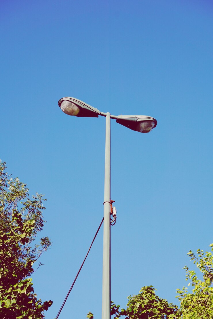 Luz de la calle y cielo azul en la ciudad de Bilbao España