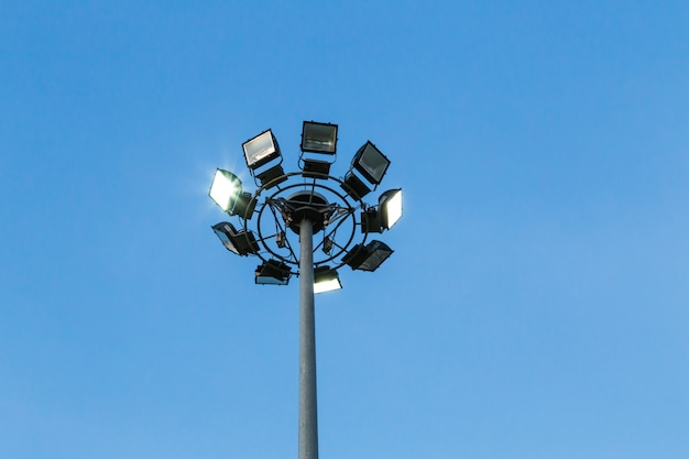 luz de la calle en el cielo azul