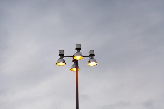 Luz de calle y cielo, calle de lámpara moderna