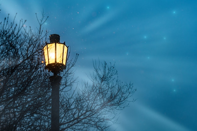 Luz de calle, estilo gótico vintage con espacio de copia.