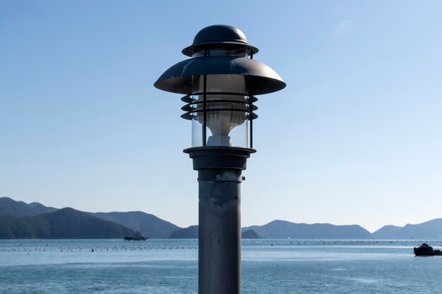 La luz de la calle por la montaña contra el cielo despejado