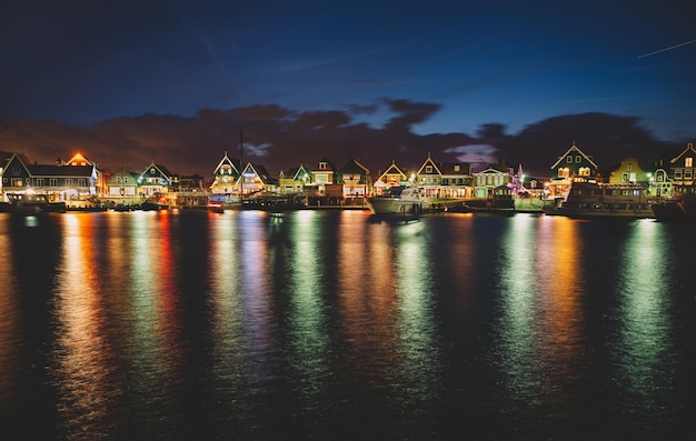 Luz de casas iluminadas en el mar