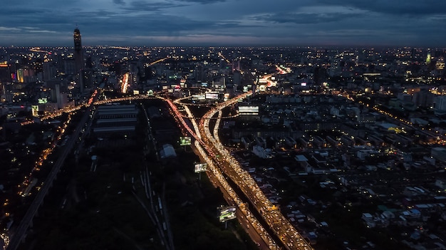 Luz en la ciudad, luz de edificios y carreteras.