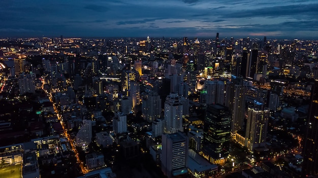 Luz en la ciudad, luz de edificios y carreteras.