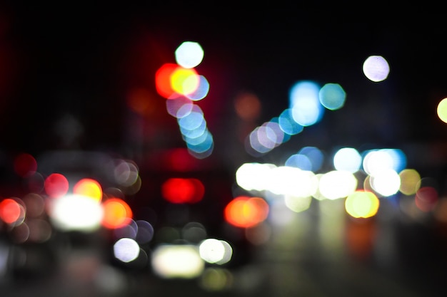 Luz del coche en el camino por la noche