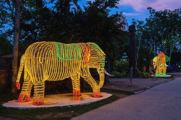 Luz colorida em forma de elefante