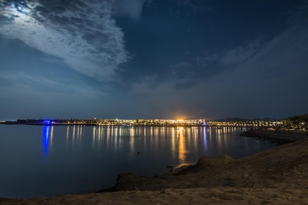 Luz colorida en el mar desde un resort en egipto