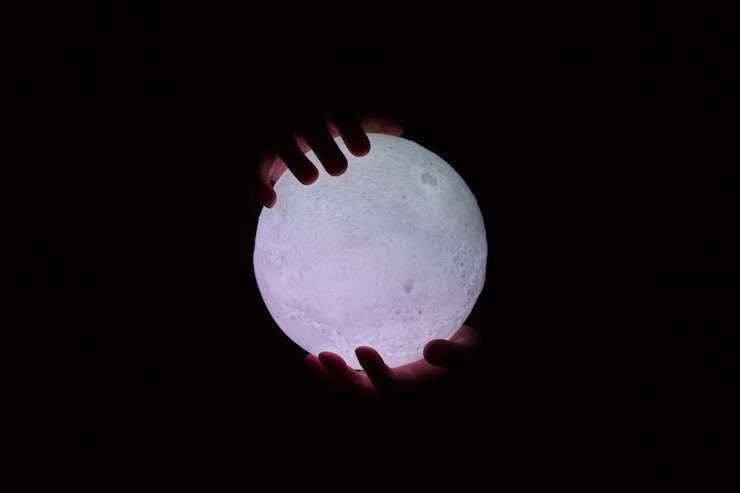 Foto luz da lua em mãos no poder do cosmos noturno