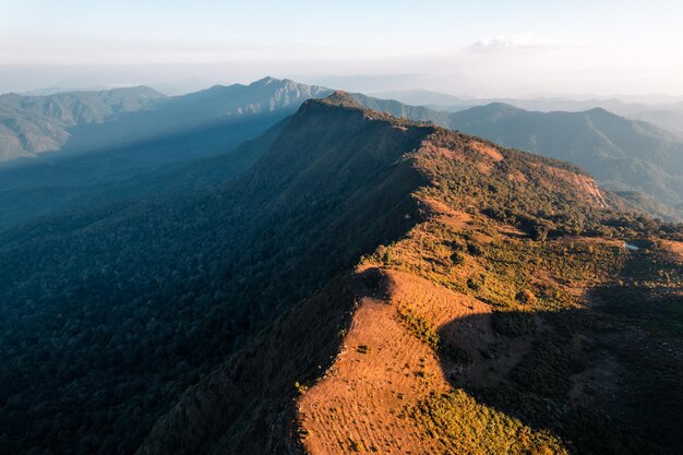 Luz da manhã e montanhas, montanhas na manhã de verão e flores da primavera