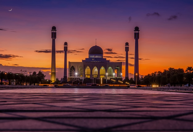 Luz da noite ao redor da mesquita no centro de Songkhla