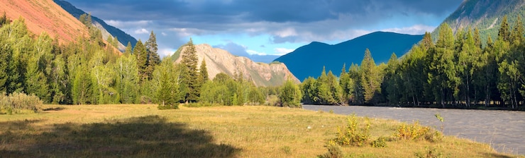 Foto luz da noite nas montanhas, céu trovejante, paisagem panorâmica, altai