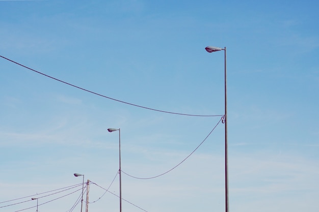 luz da rua e céu azul na cidade de Bilbao, Espanha