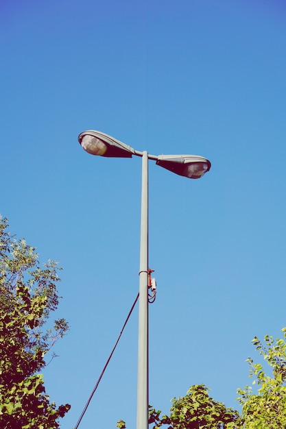 Luz da rua e céu azul na cidade de bilbao, espanha