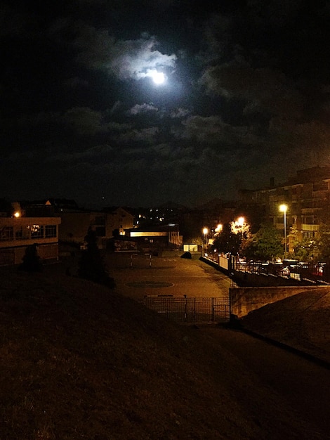 Foto luz da rua iluminada à noite