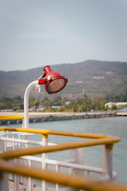 Luz de busca anexada ao lado de um navio