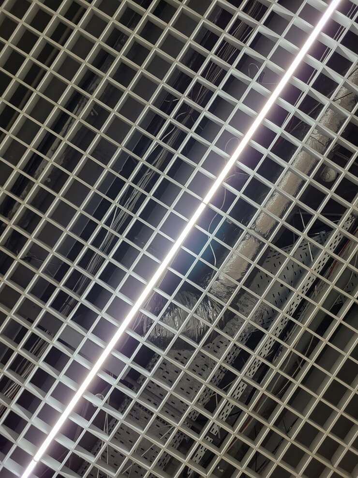 Foto luz de faixa led em um teto suspenso decorativo em forma de grade composição diagonal