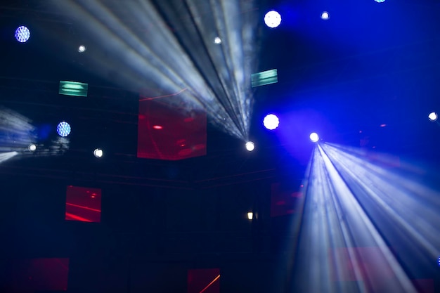 Luz de fundo de holofotes de palco Iluminação de concerto em um fundo escuro