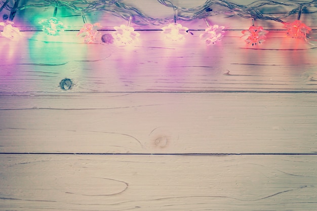 Luz de natal e decoração de natal em fundo de madeira com espaço de cópia.