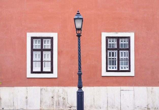 Luz de rua antiga contra o edifício