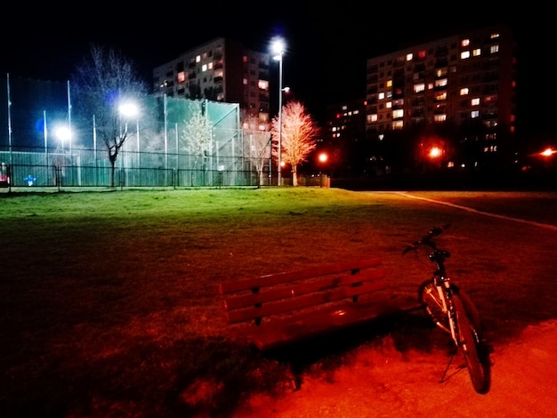 Foto luz de rua iluminada na cidade contra o céu à noite