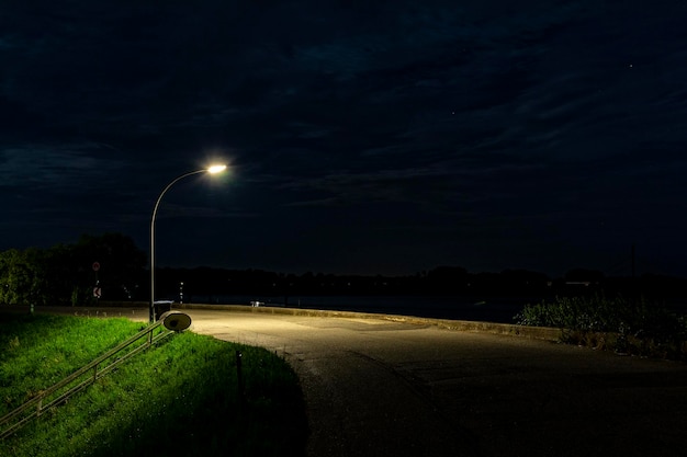 Luz de rua iluminada por estrada à noite