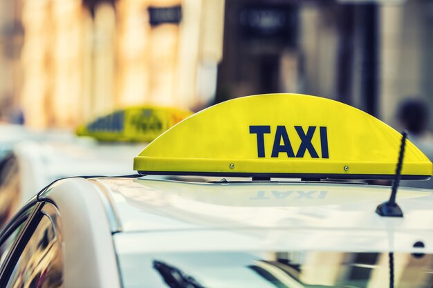 Luz de táxi na cabine do carro pronta para transportar os passageiros