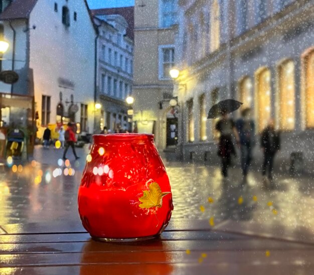 luz de vela vermelha na mesa de café de rua à noite na cidade velha de Tallinn