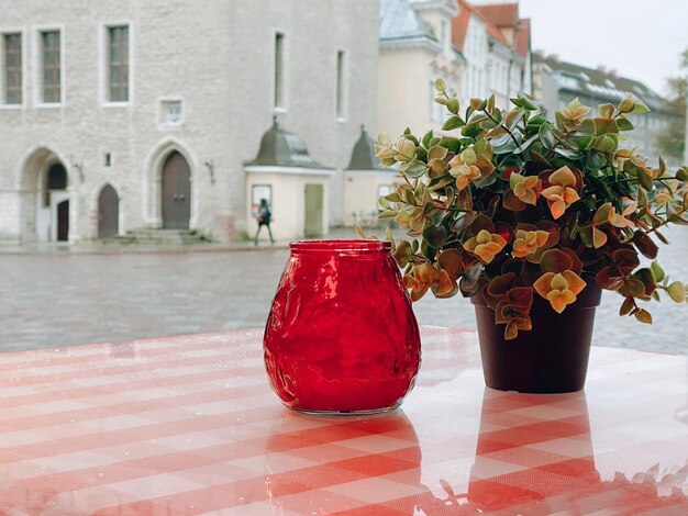 luz de vela vermelha na mesa de café de rua à noite na cidade velha de Tallinn