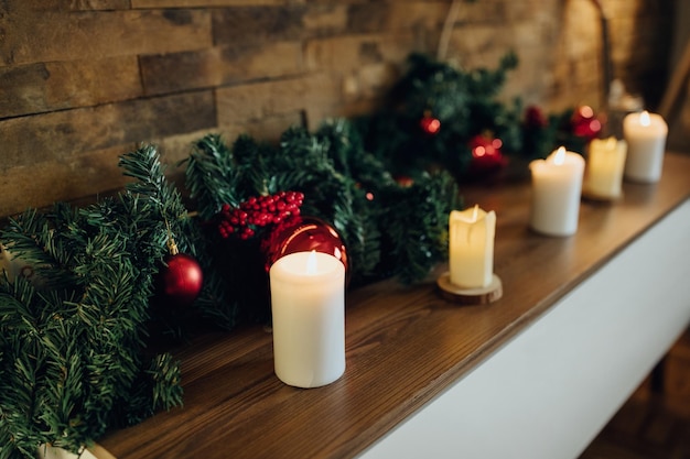 Luz de velas de Natal em casa