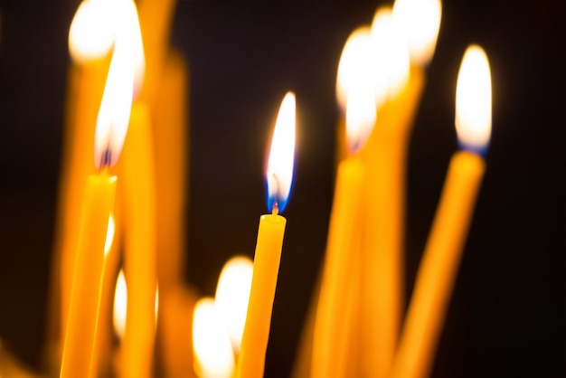 Luz de velas na igreja no fundo preto