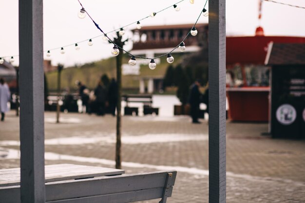 Una luz decorativa cuelga de una pérgola en un café de estilo urbano desde tomas borrosas hasta nítidas