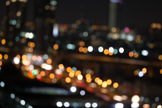 Foto luz defocused de la noche de la ciudad borrosa con el fondo abstracto del bokeh.