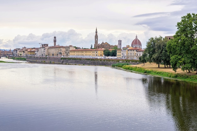 Luz del día nublado día vista al río Arno con reflejos