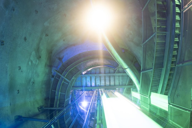 Luz do elevador da torre do túnel da caverna de Graz