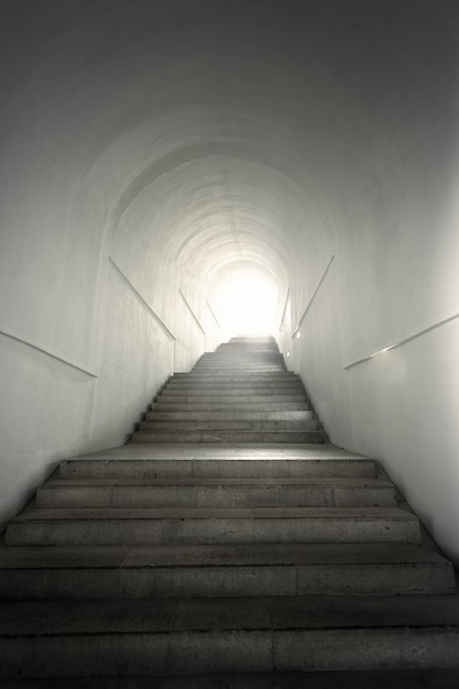 Foto luz do fim do túnel com escada ascendente