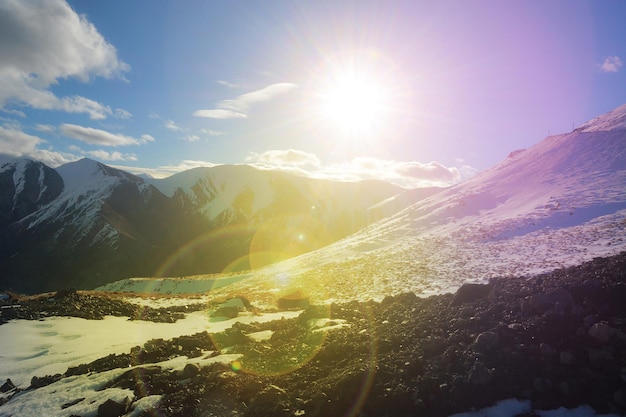 Luz do sol e neve nas montanhas da Oceania da Nova Zelândia